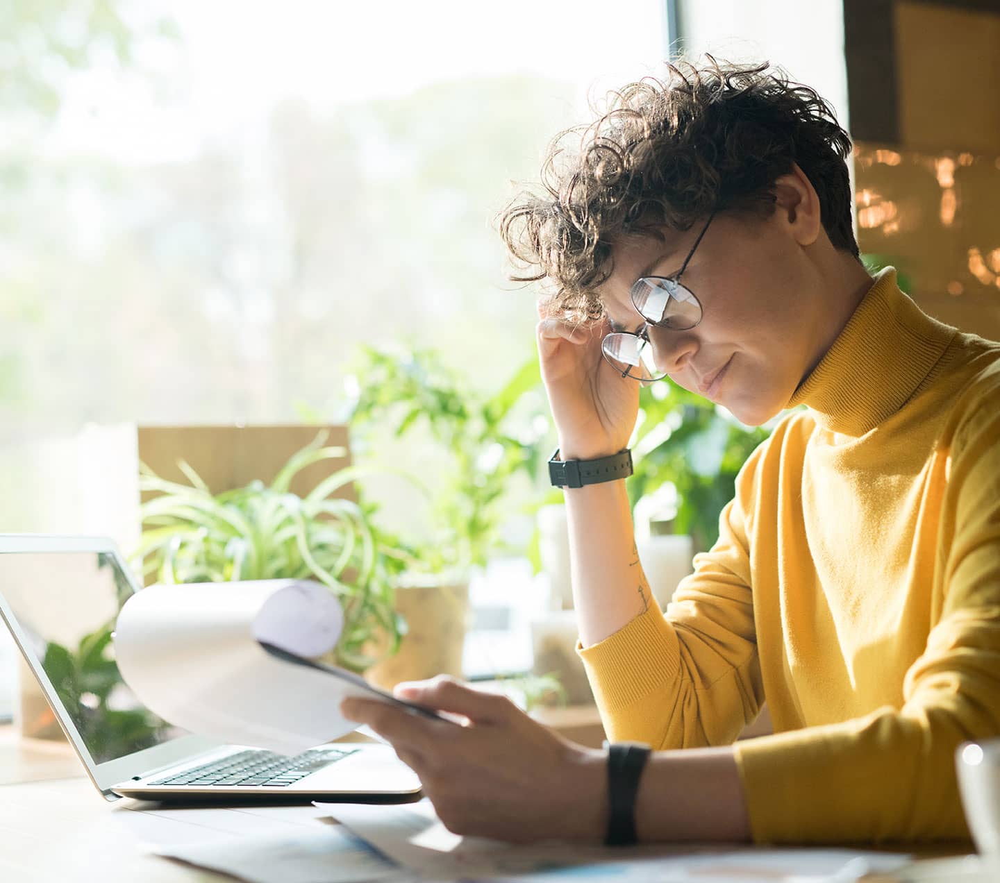 Serious business woman in a desk with a laptop and analyzing data